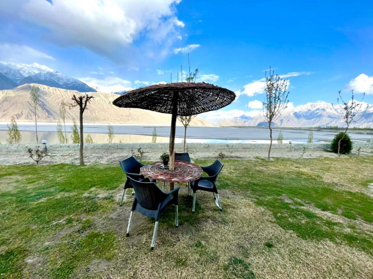 Indus View Hotel Skardu Exteriör bild