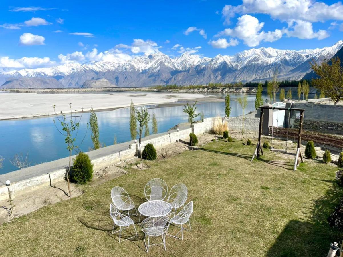 Indus View Hotel Skardu Exteriör bild